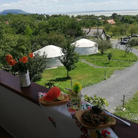 Jurta * Balatongyörök