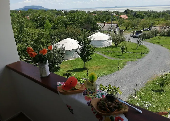 Jurta * Balatongyörök